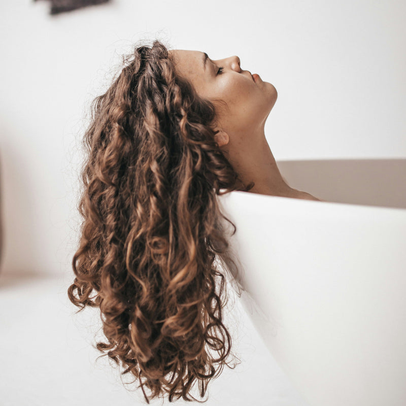 Cheveux bouclés