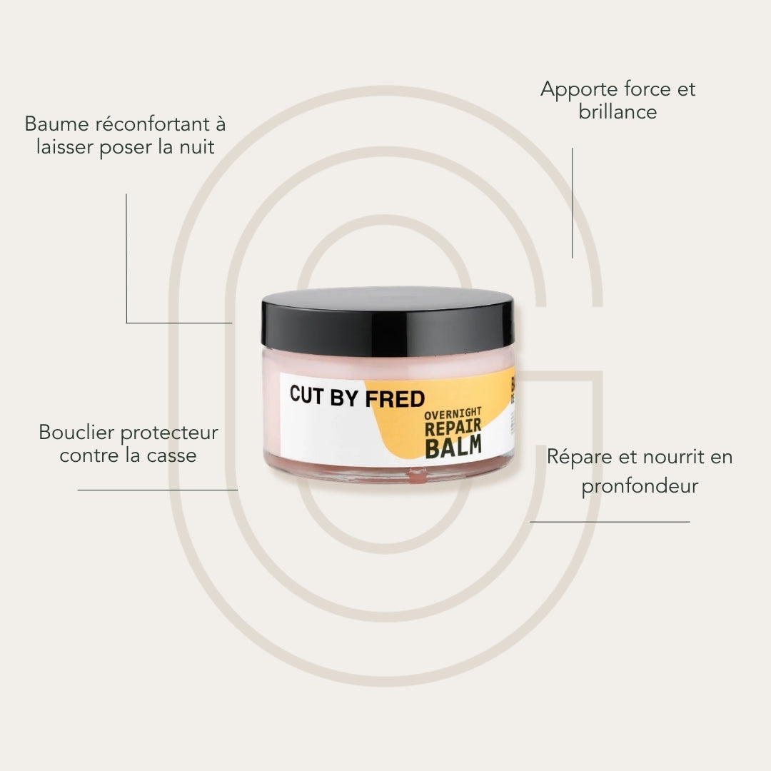 Texture du baume de nuit Overnight Repair Balm sur une mèche de cheveux secs